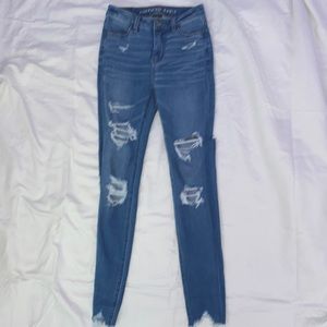 Hi y’all! I’m selling a pair of like new condition American Eagle jeans size 0R